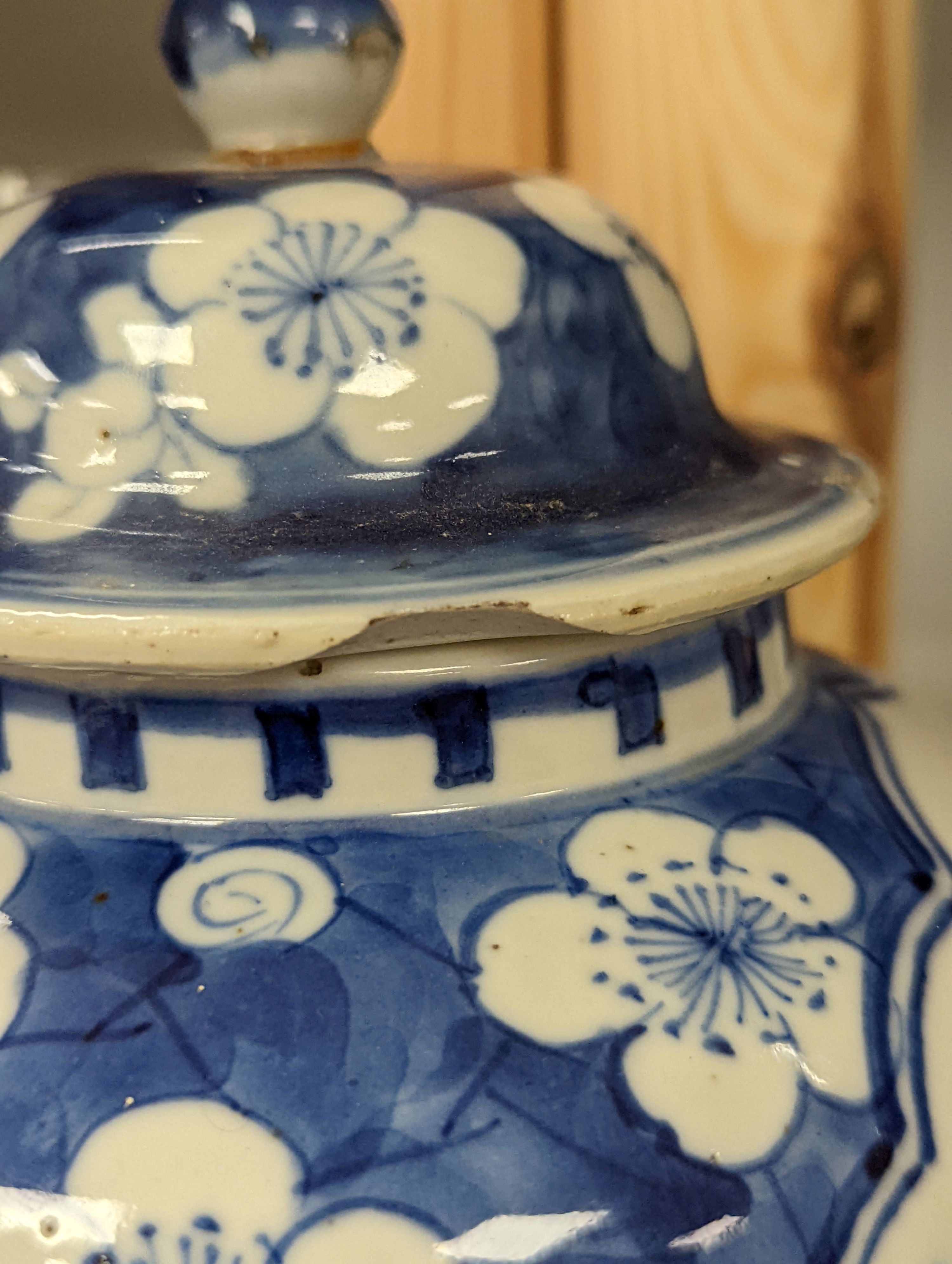 A Chinese blue and white jar and cover, Kangxi mark, 19th century - 18.5cm tall